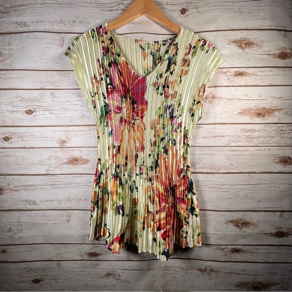 Vintage Tops - Vintage Y2K Pleated Bright Floral Vneck Tee Shirt 90s Style